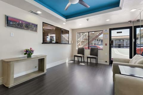 Days Inn by Wyndham Downey, Lobby