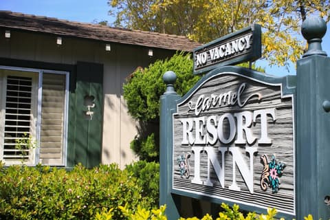 Carmel Resort Inn, Interior entrance