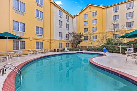 La Quinta Inn & Suites by Wyndham Birmingham Homewood, Outdoor pool