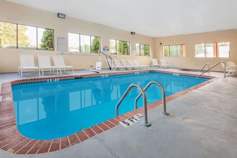 Days Inn & Suites by Wyndham Peachtree Corners/Norcross, Pool