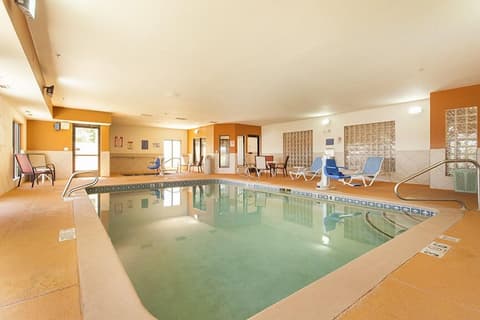Holiday Inn Express & Suites Santa Fe by IHG, Indoor pool