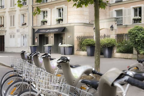 Hotel Acanthe, Front of property