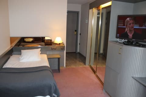 Memory Hotel, Room