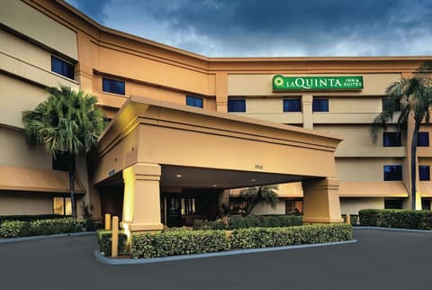 La Quinta Inn & Suites by Wyndham Miami Airport East, Exterior