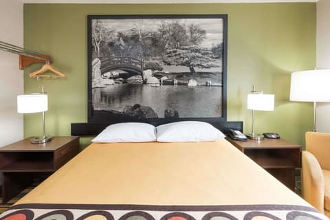 Super 8 by Wyndham Bloomington/Normal, Room