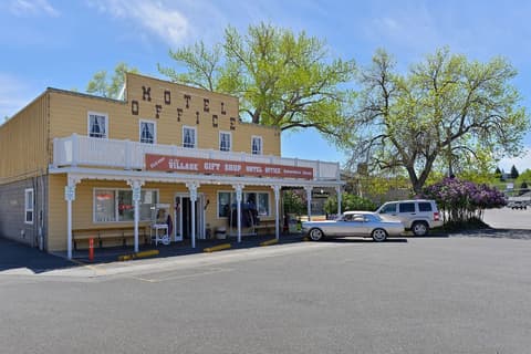 Buffalo Bill Village Cabins, Front of property