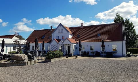 Aalbæk Badehotel, Front of property