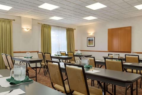 Country Inn & Suites by Radisson, Calgary-Northeast, Meeting facility