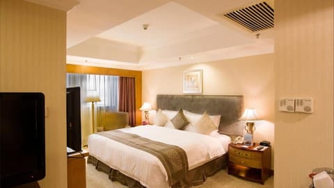 Crowne Plaza Hotel Qingdao by IHG, Room