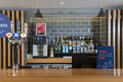 Holiday Inn Express Edinburgh - Leith Waterfront by IHG, Bar (on property)