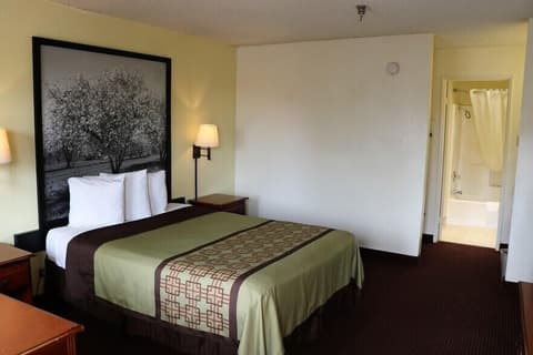 Super 8 by Wyndham Bakersfield/Central, Room