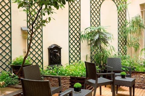 Hotel Queen Mary Paris, Terrace/patio