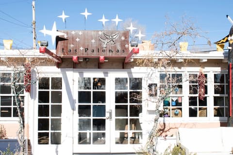 Las Palomas, Front of property