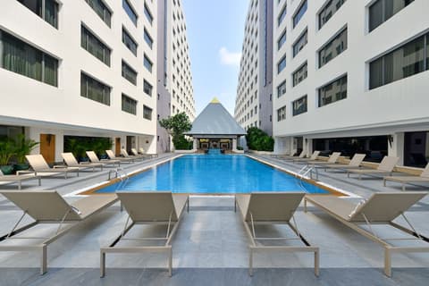 Twin Towers Hotel, Pool