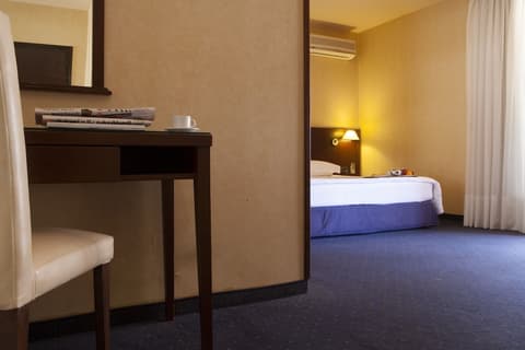 Mayflower Hotel, Room