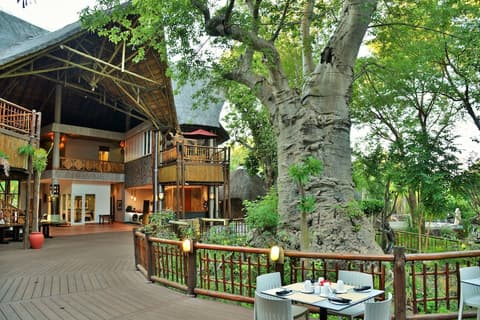 Cresta Mowana Safari Resort & Spa, Interior entrance