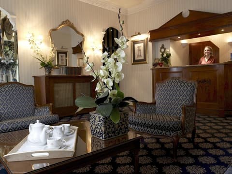 London Lodge Hotel, Lobby