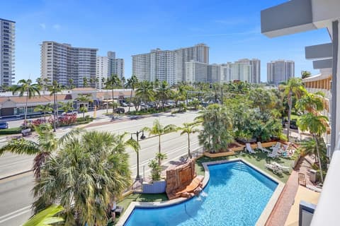 The Garden Hotel & Resort, Outdoor pool