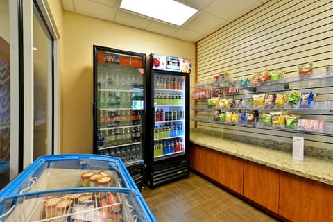 Comfort Inn & Suites Near Universal Orlando Resort - Convention Ctr, Vending machine