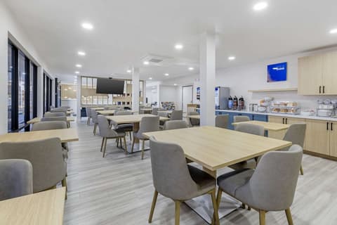 Comfort Inn Sea World Area, Breakfast area