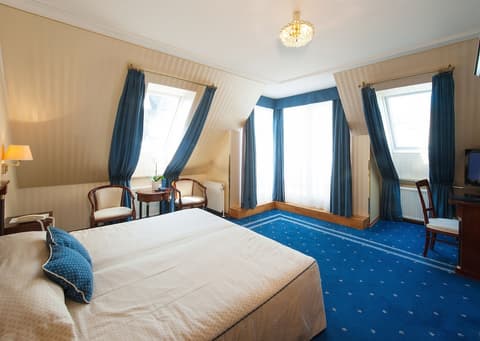 Ambassador Hotel, Room