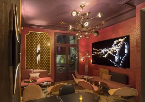 Idol Hotel, Lobby sitting area