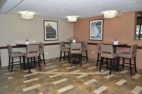 Quality Inn Near Walden Galleria Mall, Lobby sitting area