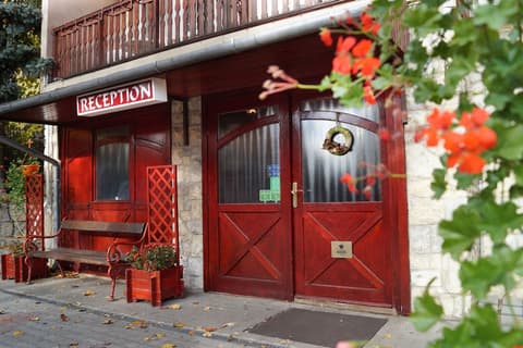 Korona Hotel Panzio, Property entrance