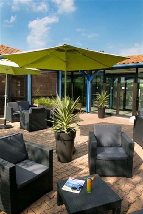 Kyriad Prestige - Bordeaux Aeroport, Terrace/patio