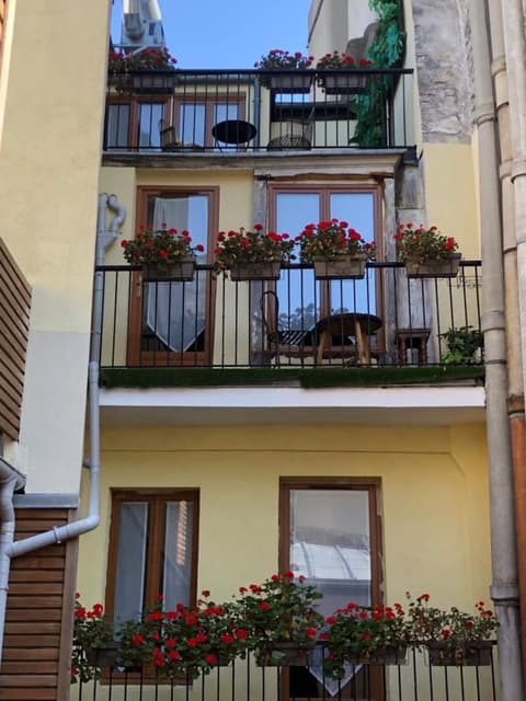 Hôtel Le Temple de Jeanne, Front of property