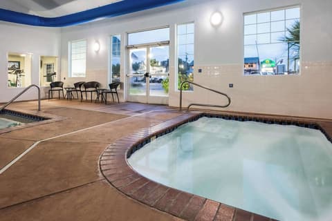 La Quinta Inn & Suites by Wyndham Newport, Indoor pool
