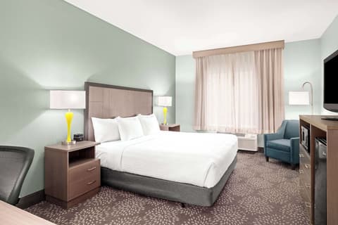 La Quinta Inn & Suites by Wyndham Newport, Room