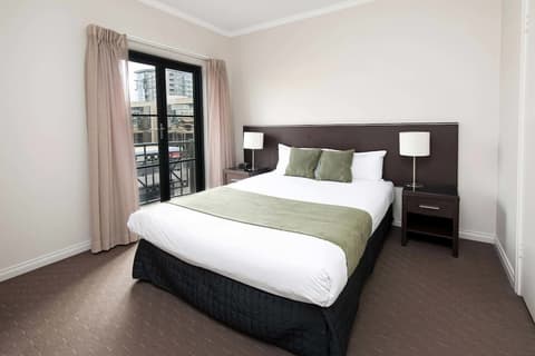 Frome Apartments, Room