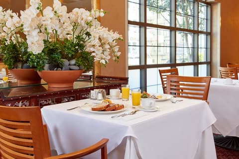 Orchard Hotel, Breakfast area