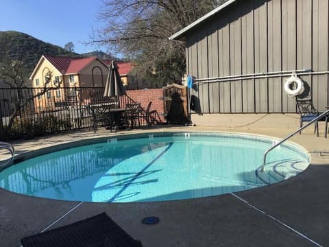 Mariposa Lodge, Pool