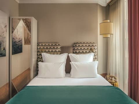 Handsome Hotel, Room