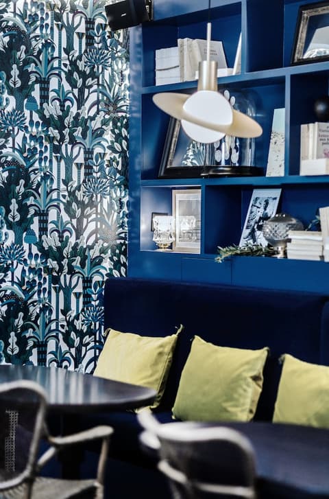 Handsome Hotel, Lobby