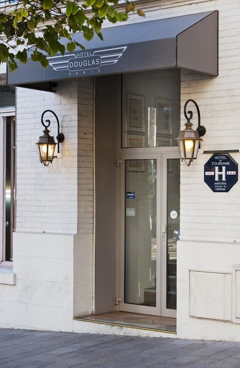Hotel Douglas, Property entrance