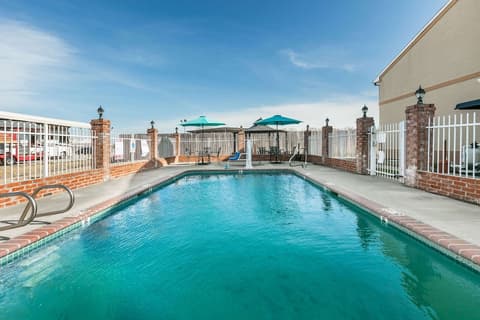 Howard Johnson by Wyndham Scott Lafayette, Pool