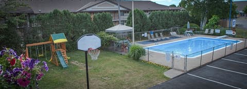 Villager Lodge, Pool