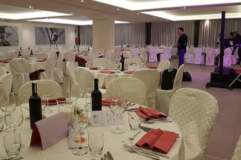 Hotel President, Dining