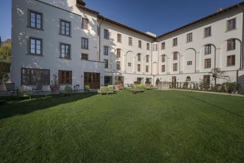 Villa Neroli, Front of property