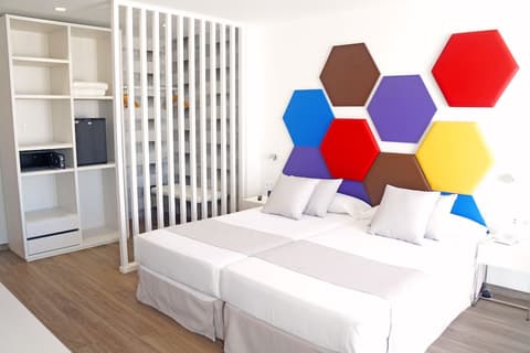 Alexandre Troya, Room