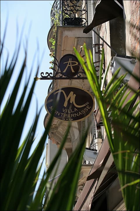 Villa Montparnasse, Front of property