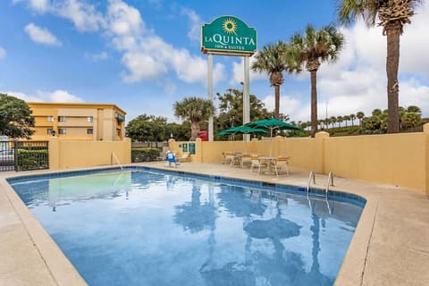 La Quinta Inn & Suites by Wyndham Orlando South, Pool
