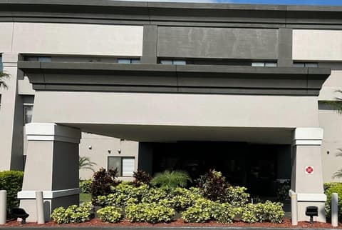 La Quinta Inn & Suites by Wyndham Orlando South, Exterior