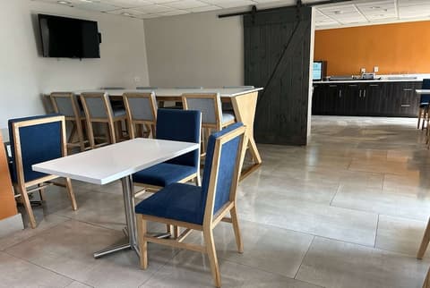 La Quinta Inn & Suites by Wyndham Orlando South, Breakfast area