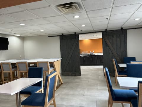 La Quinta Inn & Suites by Wyndham Orlando South, Breakfast area