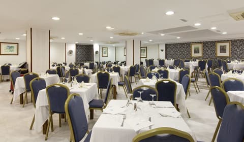 Hotel Porcel Alixares, Dining