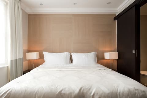 130 Queen's Gate Apartments, Room